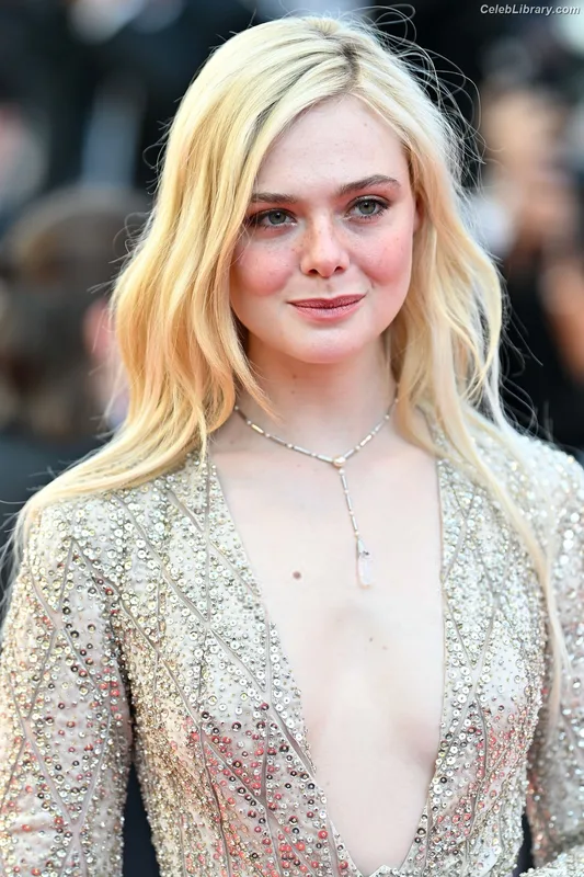 Elle Fanning photo 18 of 4114