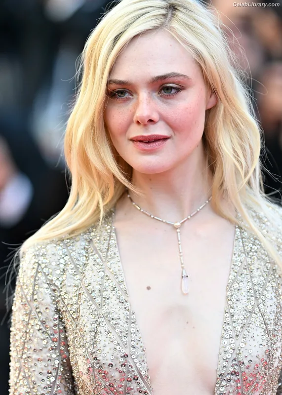 Elle Fanning photo 2 of 4114