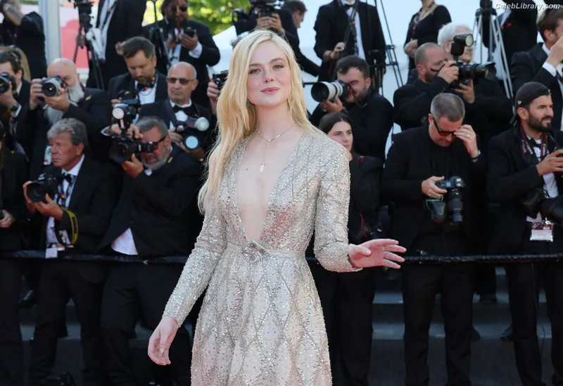 Elle Fanning photo 7 of 4114