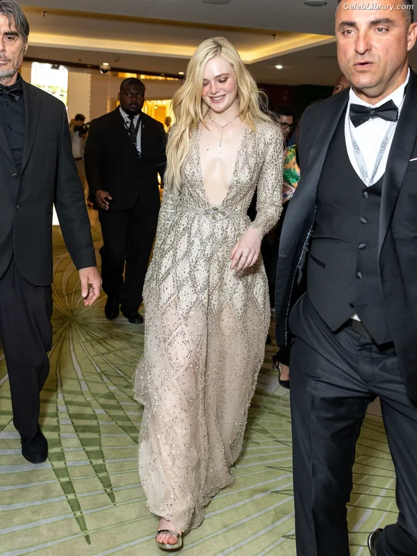 Elle Fanning photo 17 of 4114