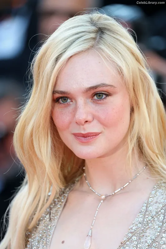 Elle Fanning photo 21 of 4114