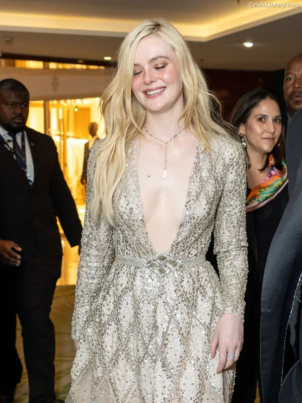 Elle Fanning photo 12 of 4114