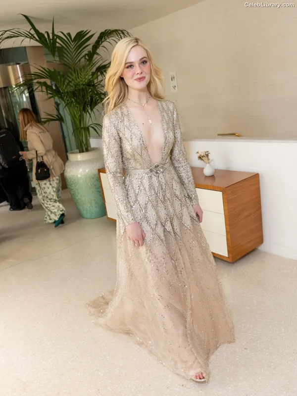 Elle Fanning photo 18 of 4114