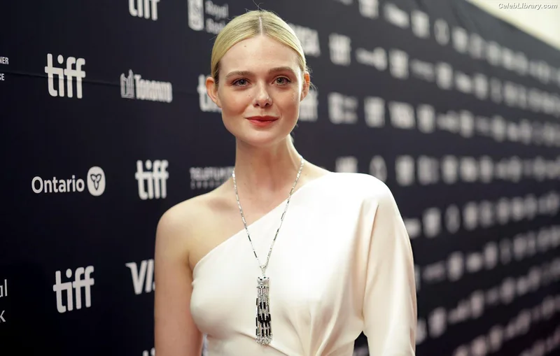 Elle Fanning photo 20 of 4114