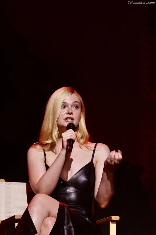 Elle Fanning photo 16 of 4114