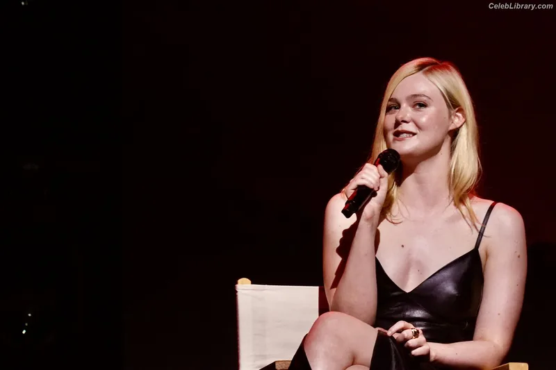 Elle Fanning photo 21 of 4114