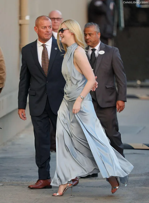 Elle Fanning photo 18 of 4114