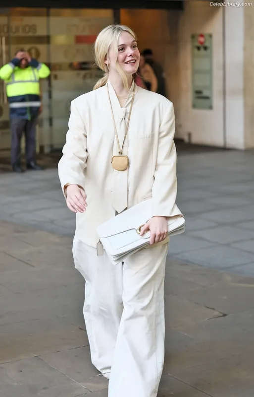 Elle Fanning photo 4 of 4114