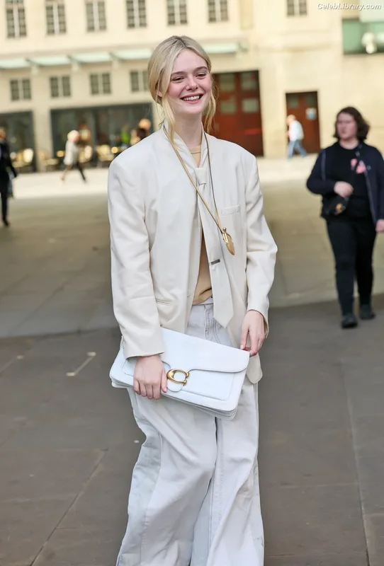 Elle Fanning photo 5 of 4114