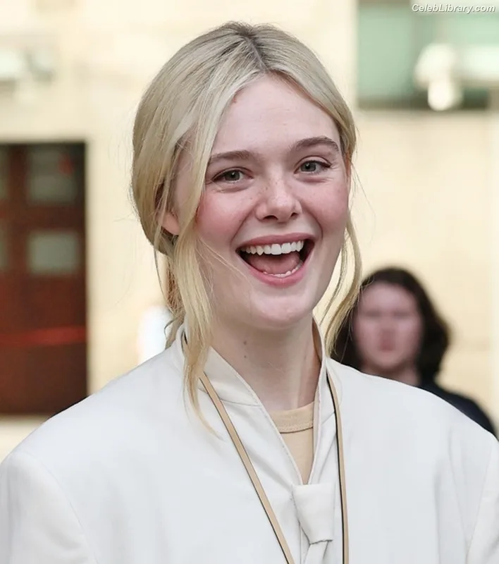 Elle Fanning photo 6 of 4114
