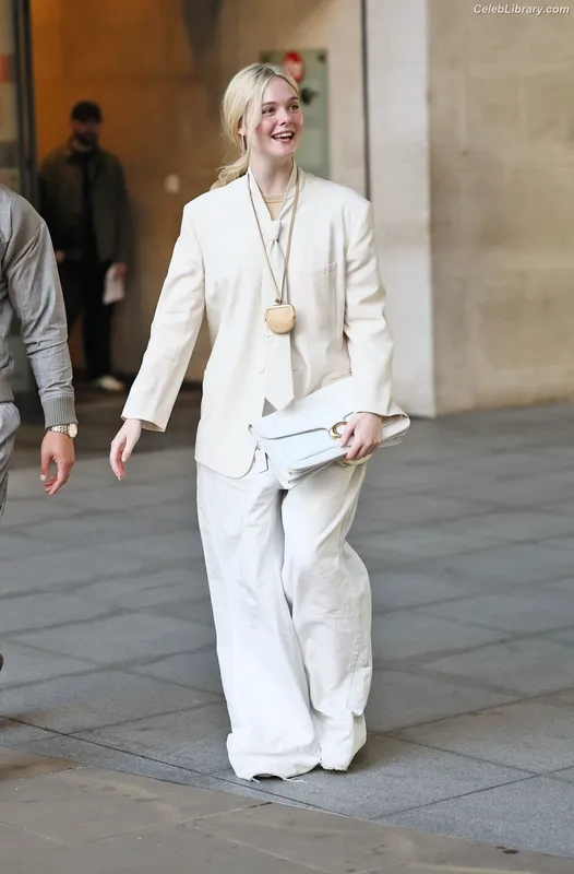 Elle Fanning photo 7 of 4114