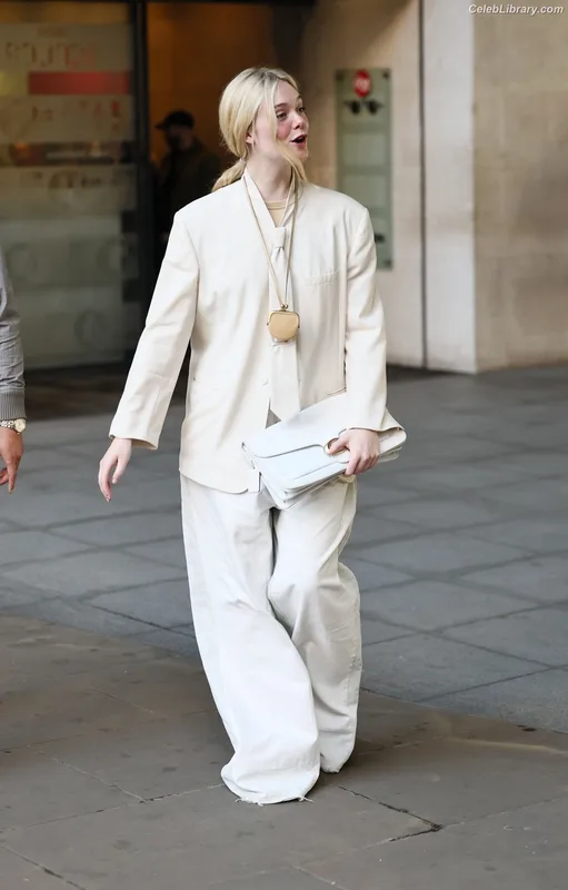 Elle Fanning photo 9 of 4114