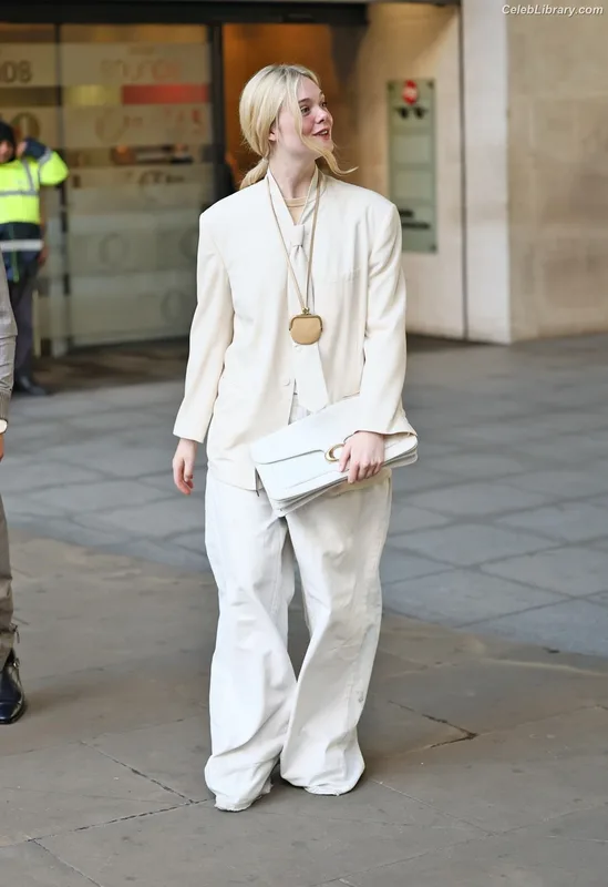 Elle Fanning photo 10 of 4114