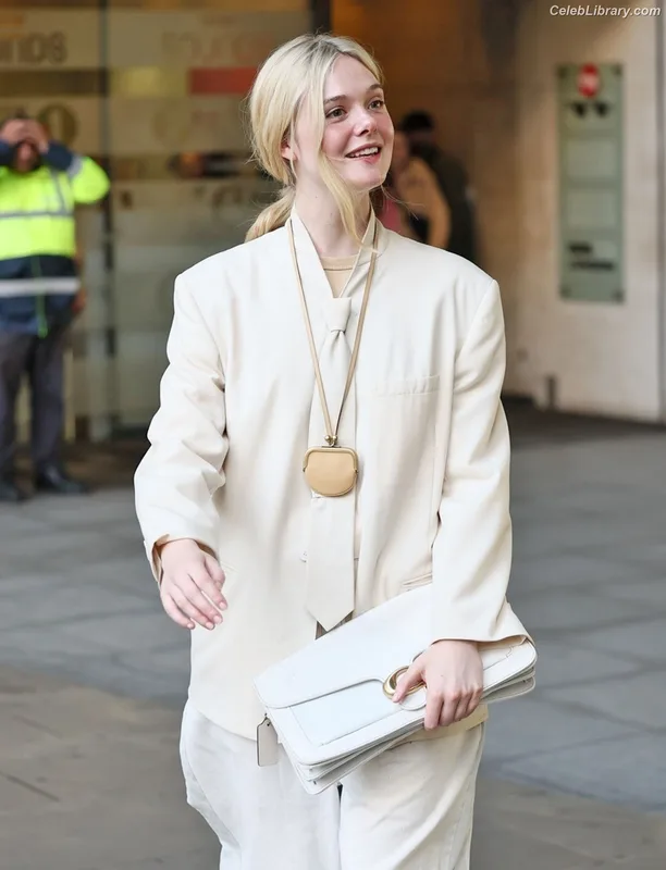 Elle Fanning photo 11 of 4114