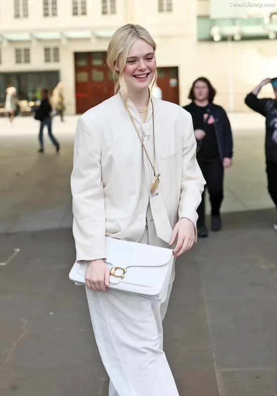 Elle Fanning photo 12 of 4114