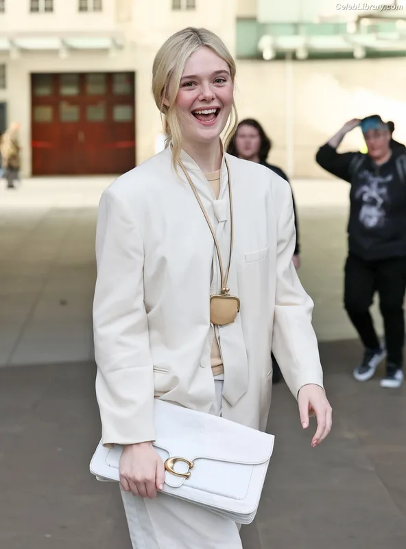 Elle Fanning photo 13 of 4114