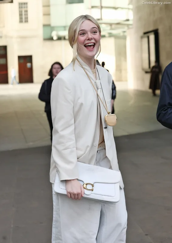 Elle Fanning photo 14 of 4114