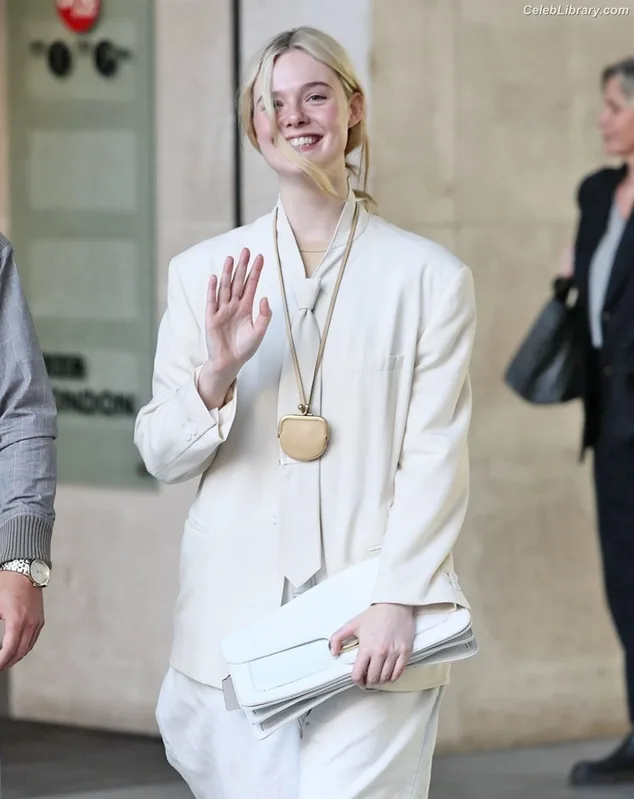 Elle Fanning photo 15 of 4114