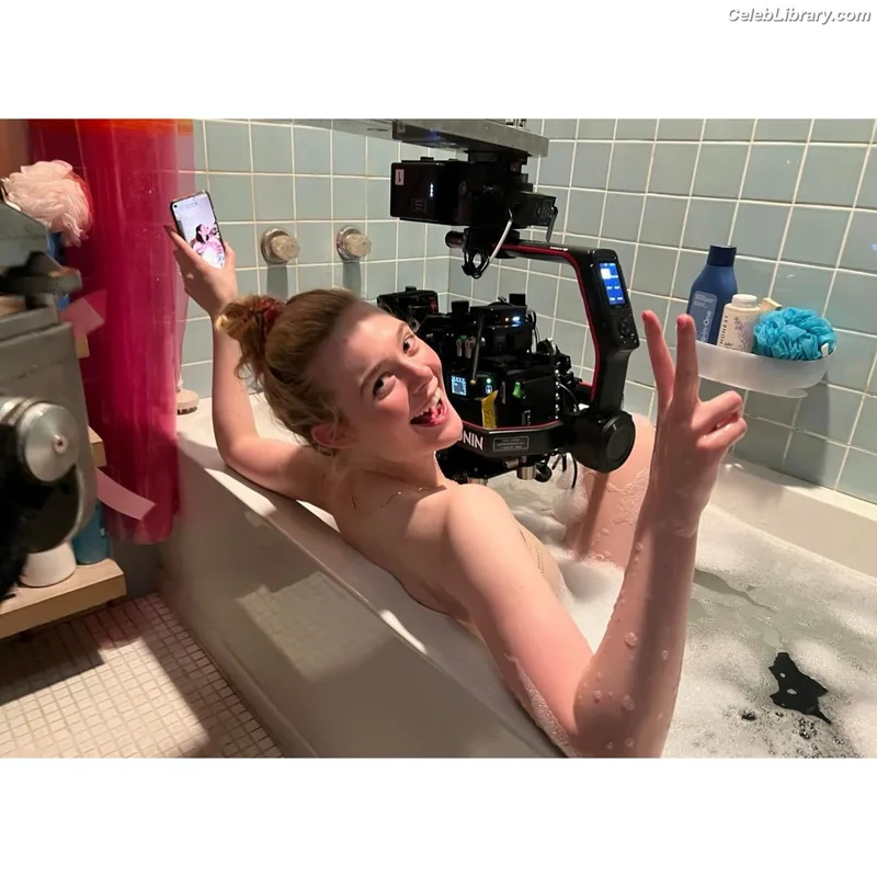 Elle Fanning photo 7 of 4114