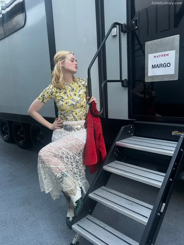 Elle Fanning photo 11 of 4114