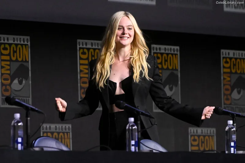 Elle Fanning photo 18 of 4114