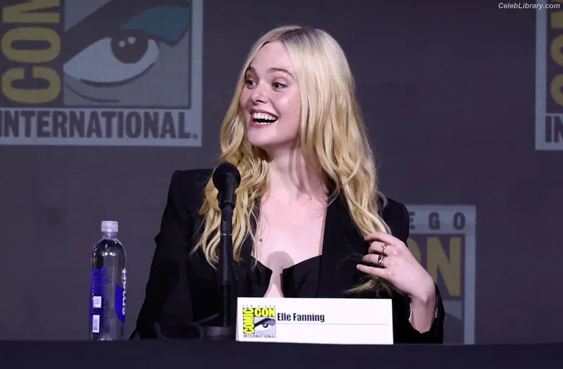 Elle Fanning photo 5 of 4114