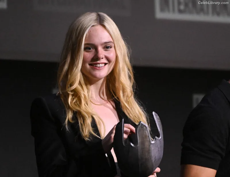 Elle Fanning photo 17 of 4114