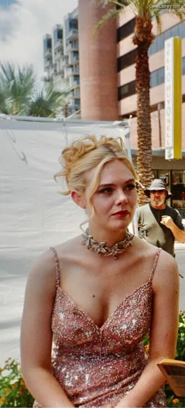 Elle Fanning photo 21 of 4114