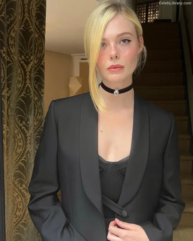Elle Fanning photo 13 of 4114