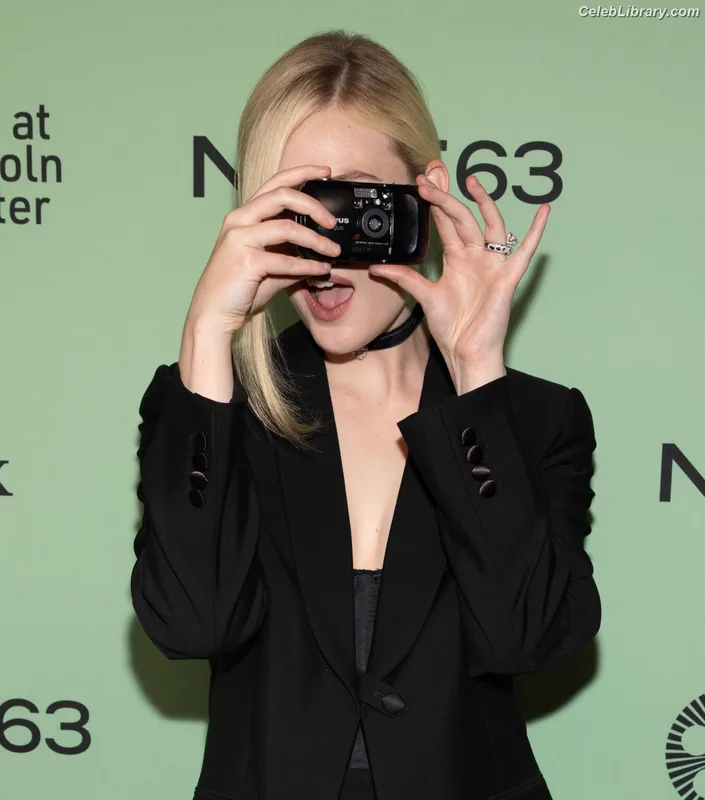 Elle Fanning photo 14 of 4114