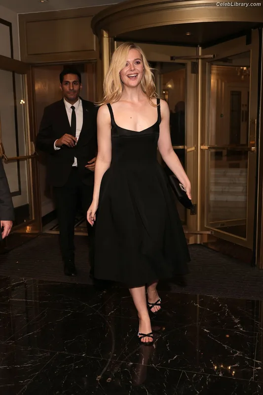 Elle Fanning photo 12 of 4114