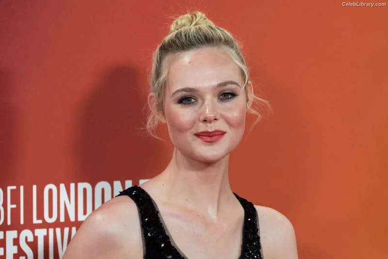 Elle Fanning photo 16 of 4114