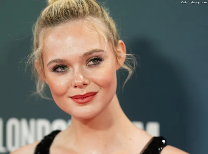 Elle Fanning photo 17 of 4114