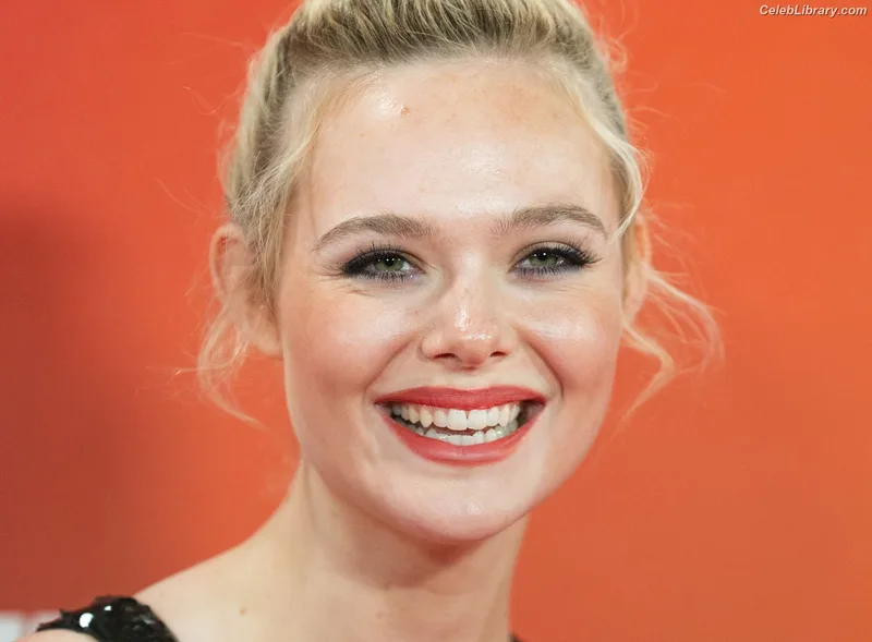 Elle Fanning photo 18 of 4114
