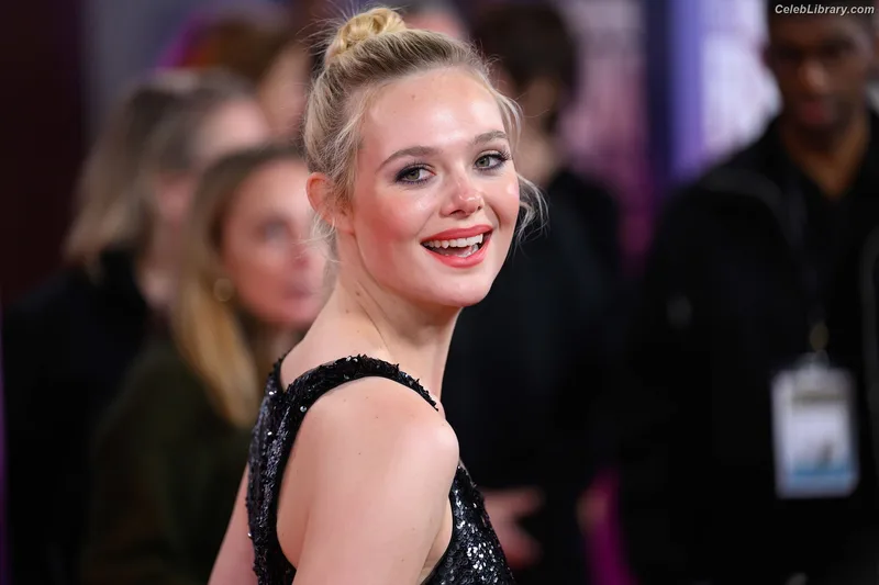 Elle Fanning photo 19 of 4114