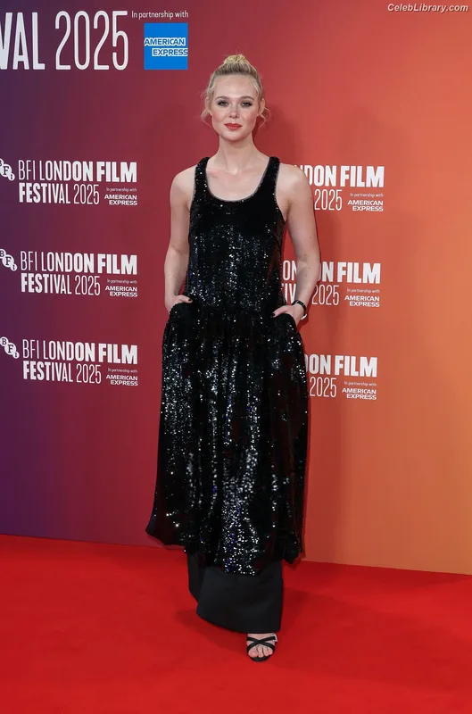 Elle Fanning photo 24 of 4114