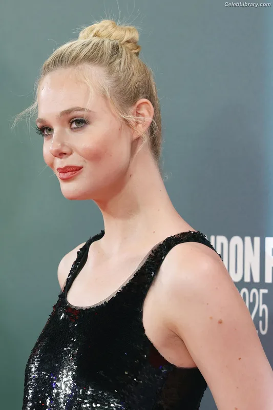 Elle Fanning photo 3 of 4114