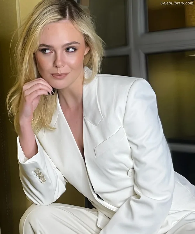 Elle Fanning photo 4 of 4114