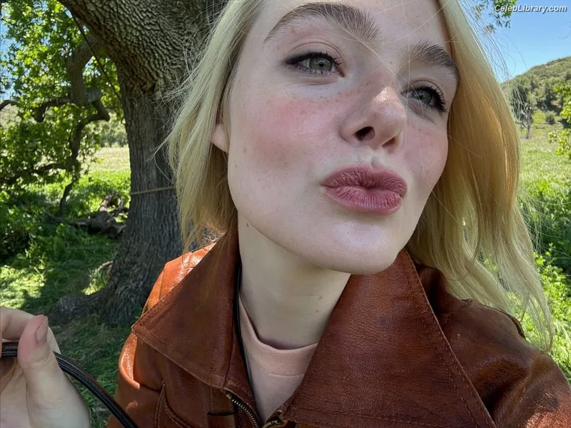 Elle Fanning photo 8 of 4114