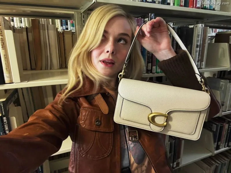 Elle Fanning photo 10 of 4114