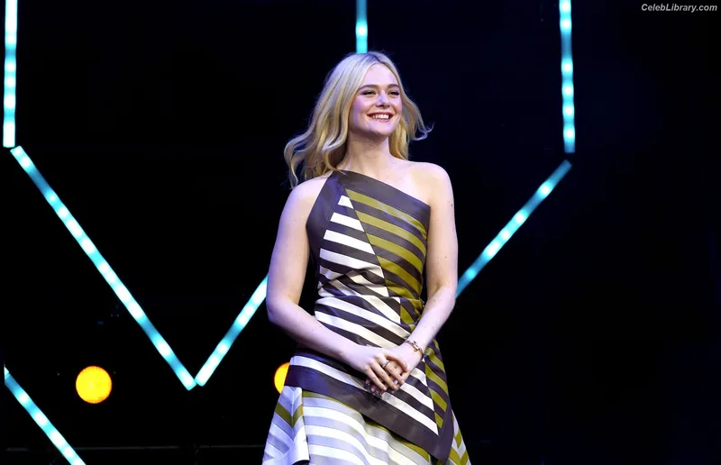 Elle Fanning photo 13 of 4114