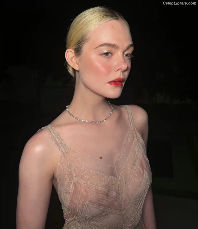 Elle Fanning photo 9 of 4114