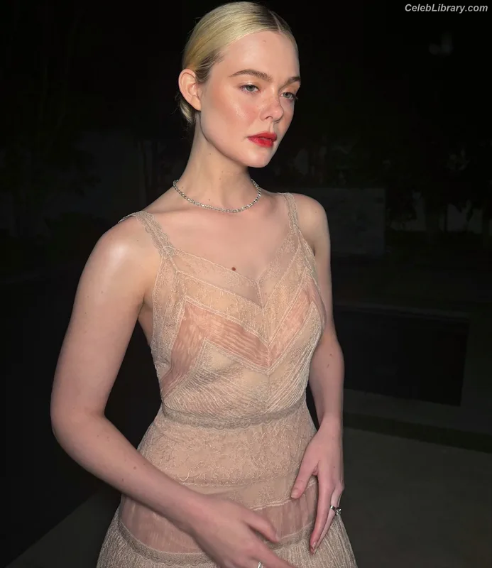 Elle Fanning photo 10 of 4114