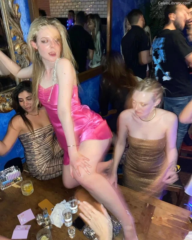 Elle Fanning photo 15 of 4114