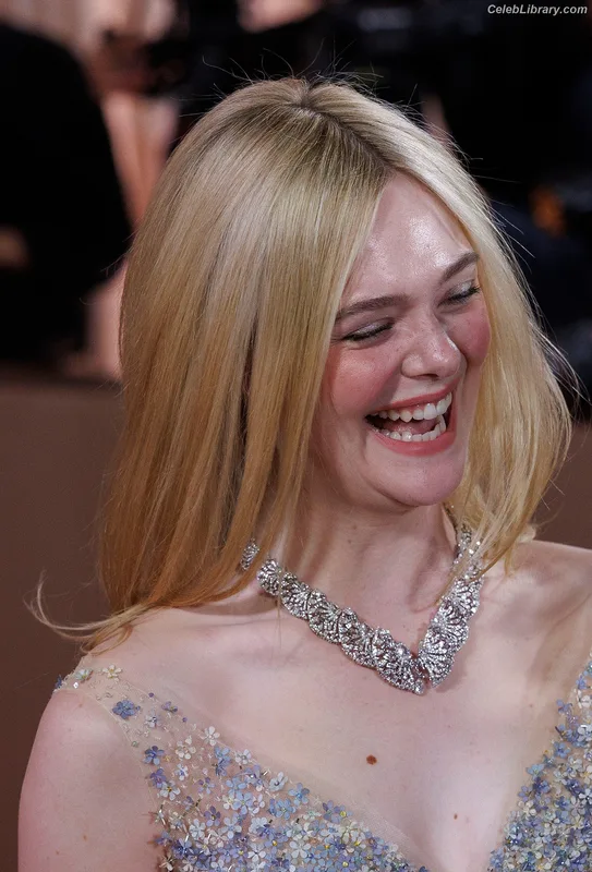 Elle Fanning photo 10 of 4114
