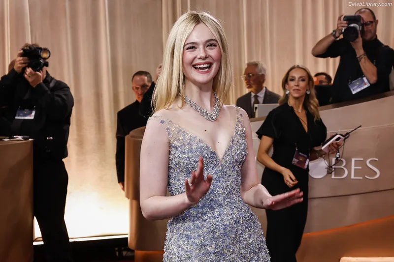 Elle Fanning photo 11 of 4114