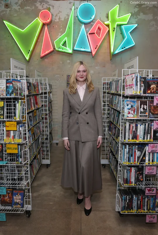 Elle Fanning photo 6 of 4114