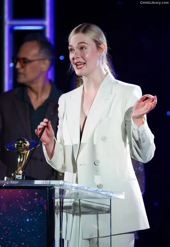Elle Fanning photo 15 of 4114