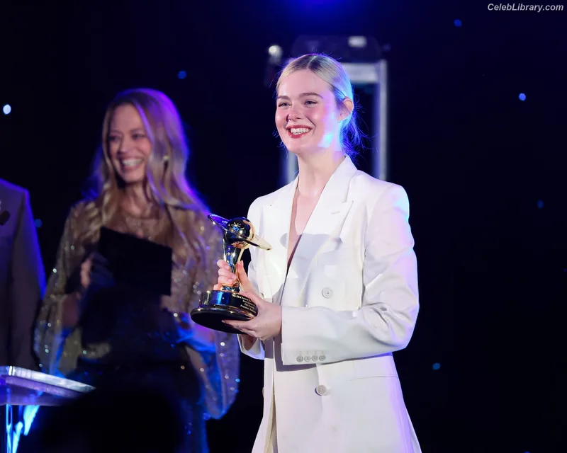 Elle Fanning photo 17 of 4114