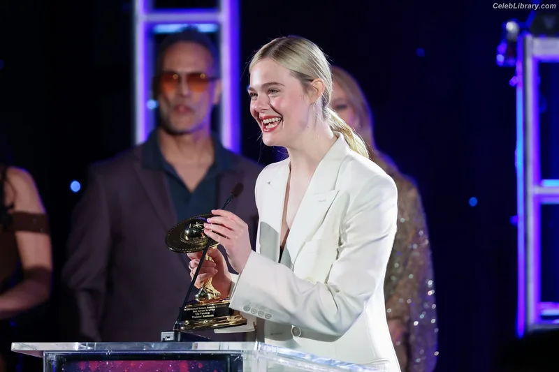 Elle Fanning photo 19 of 4114